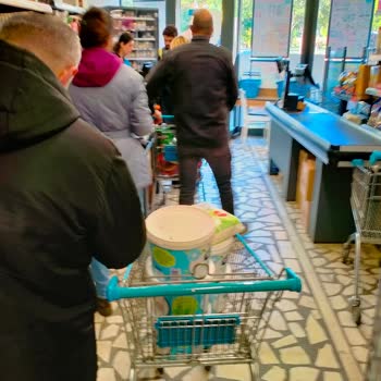 Yoğun Saatlerde Yetersiz Kasa Hizmeti