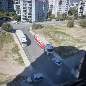 Emniyet Genel Müdürlüğü Buca'da Trafik Çilesi: Kamyon Ve Otobüslerin Düzensiz Park Sorunu