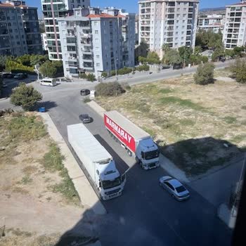Emniyet Genel Müdürlüğü Buca'da Trafik Çilesi: Kamyon Ve Otobüslerin Düzensiz Park Sorunu