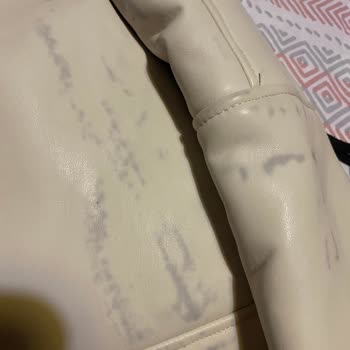 Stradivarius Ceketimde Kendiliğinden Oluşan Lekeler