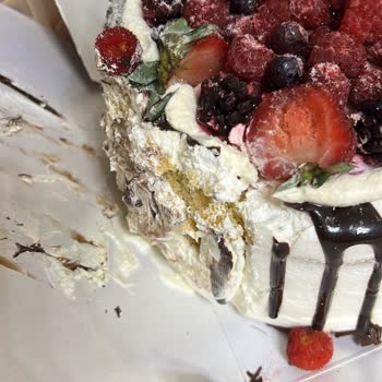 Doğum Günü Pastası Hayal Kırıklığı: Ezilmiş Ve Geç Gelen Pasta