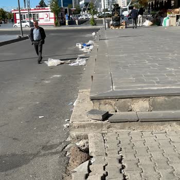 Çöplerle Dolu Cadde: Uyarılar Dikkate Alınmıyor