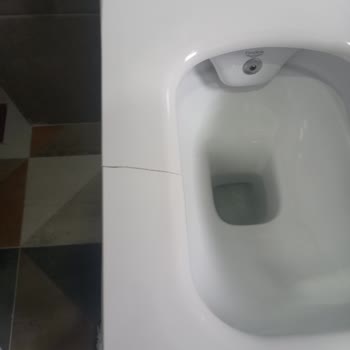 Turkuaz Cera Style Tuvalet Kapaklarında Tasarım Hatası