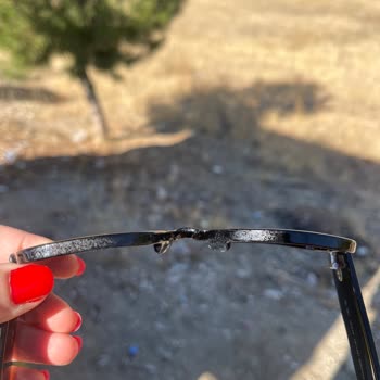 Rayban Gözlükte Çizikler Ve Leke Problemi
