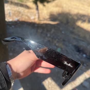 Rayban Gözlükte Çizikler Ve Leke Problemi