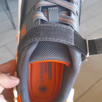 Oğlumun Ayakkabıları Bileklerini Acıttı