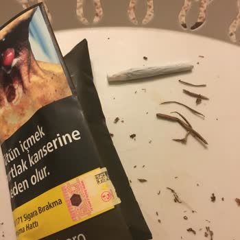 Philip Morris Marlboro Roll Tobacco Packs Had Large Wood Pieces Making Rolling Impossible