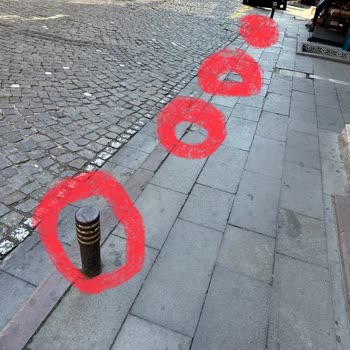 Kaldırım Demirleri Eksikliği Yaya Güvenliğini Tehdit Ediyor