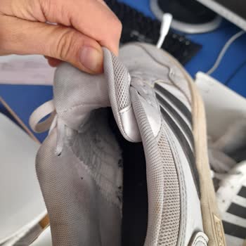 Adidas Ayakkabılarda Koku Ve Yırtılma Sorunu