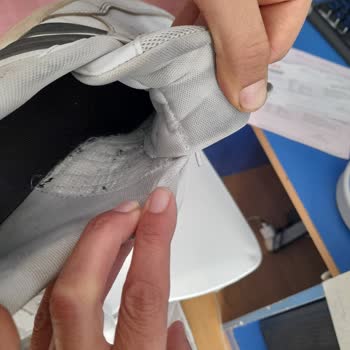 Adidas Ayakkabılarda Koku Ve Yırtılma Sorunu