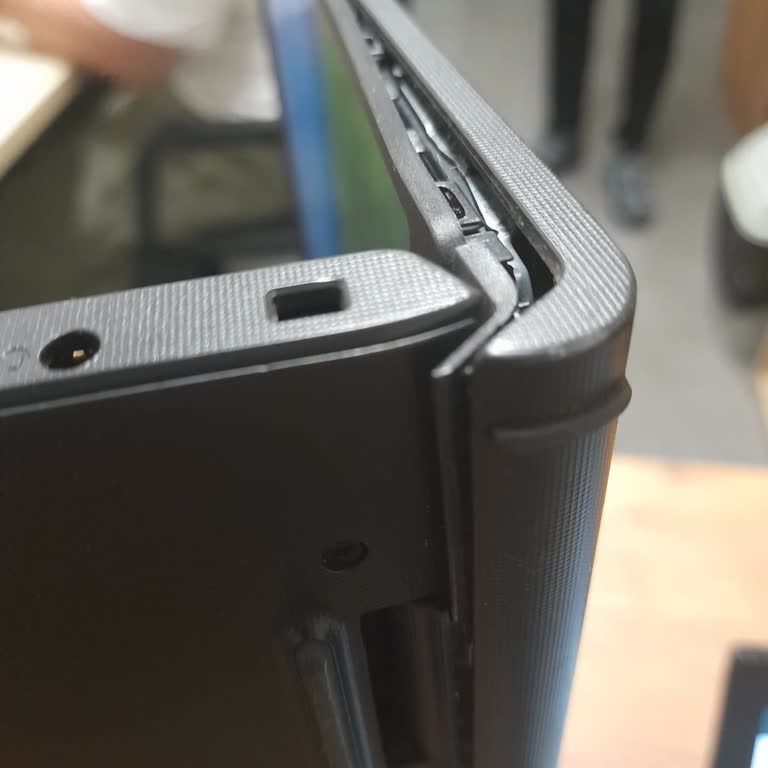 Dell Vostro Serisi Menteşe Kırılma Sorunu Ve Garanti Desteği Eksikliği