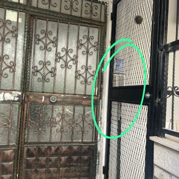 Erdemli Belediyesi Bina Girişine Yapılan Usulsüz Demir Kapı Şikayeti