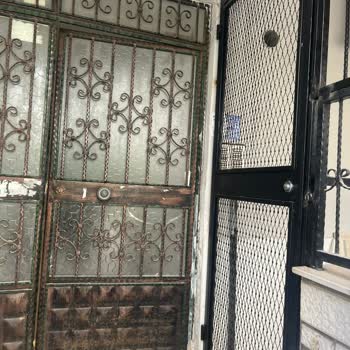 Erdemli Belediyesi Bina Girişine Yapılan Usulsüz Demir Kapı Şikayeti