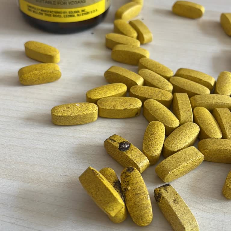 Мультивитамины Solgar V2000 таблетки потемнели и некоторые слиплис