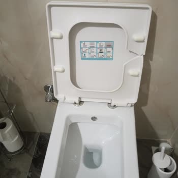 Kırılan Klozet Kapağı Ve Turkuaz Seramiğin Şaşırtan Kalitesi