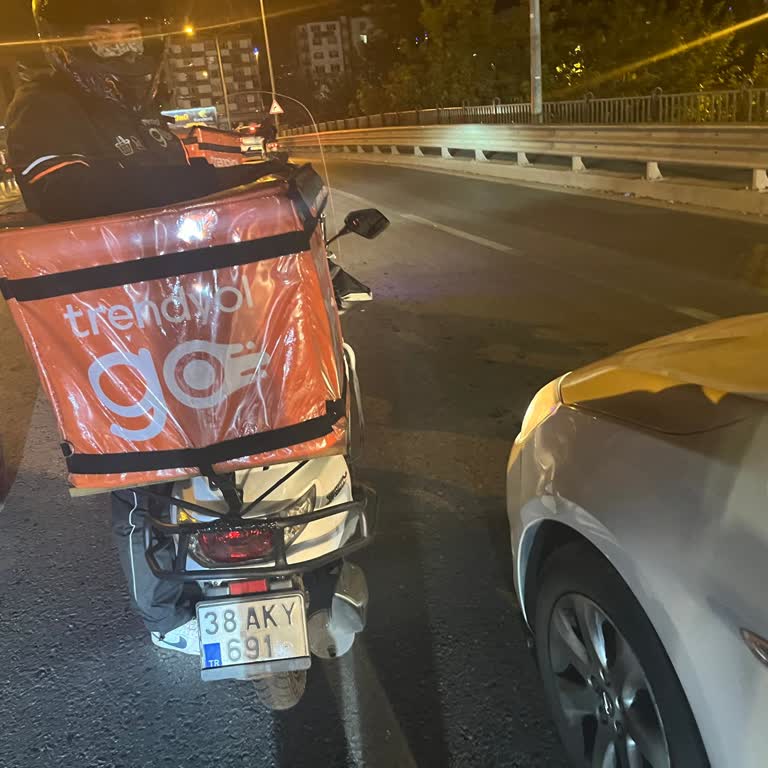 Trendyol Kuryesi Trafik Kazasına Sebep Oldu Ve Olay Yerinden Kaçtı