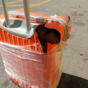 Tailwind Airlines beschädigtes Gepäck erhalten, keine Kontaktmöglichkeit und Entschädigung gefordert