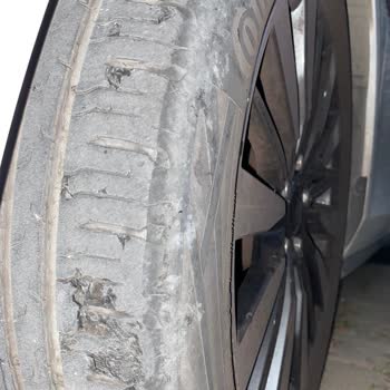 Ford Focus Continental Eco Contact 6 Reifen mit Rissen auf der Lauffläche, Garantieproblem