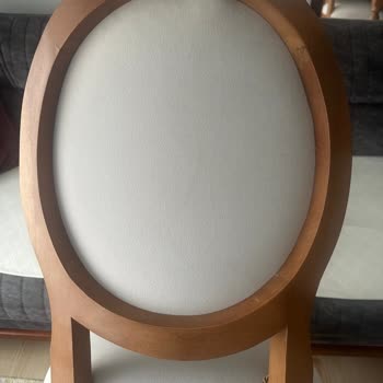 Yemek Masası Sandalyelerindeki Kusurlar Ve Ücret Talebi