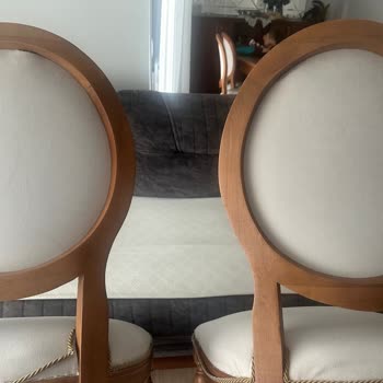 Yemek Masası Sandalyelerindeki Kusurlar Ve Ücret Talebi