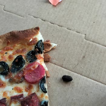 Little Caesars Zeytin Çekirdeği Tehlikesi: Pizzada Beklenmedik Sürpriz