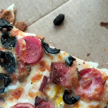 Little Caesars Zeytin Çekirdeği Tehlikesi: Pizzada Beklenmedik Sürpriz