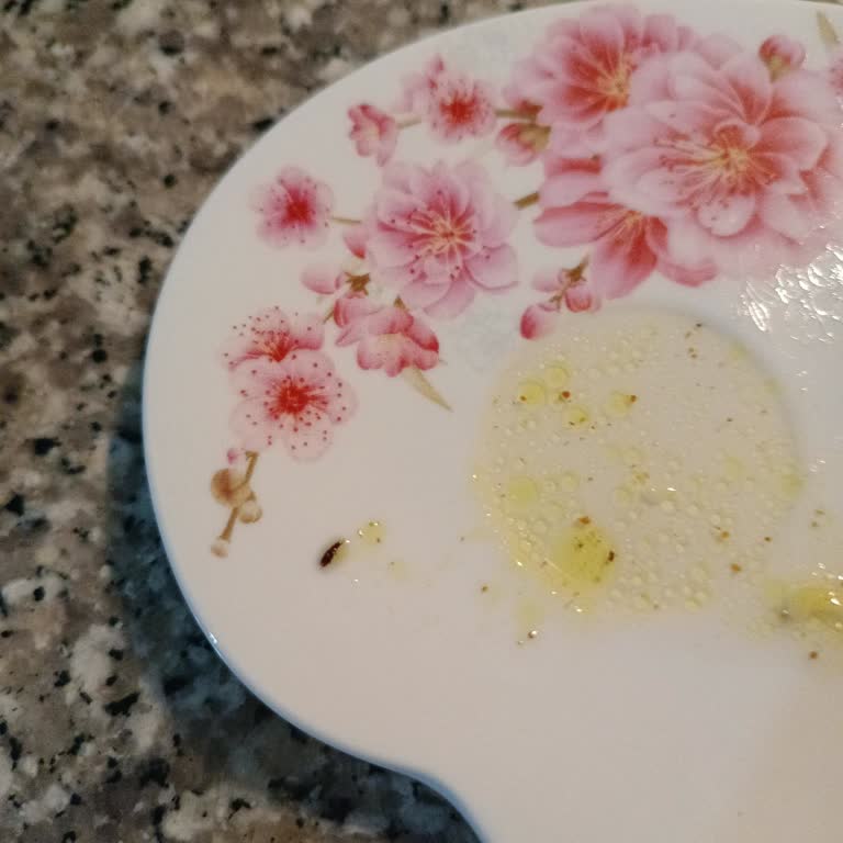 Hazır Noodle Paketinden Çıkan Böcek Şoku