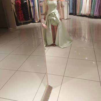 Kusurlu Elbise Ve İlgisiz Mağaza Deneyimi
