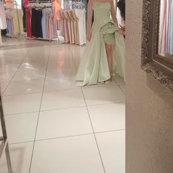 Kusurlu Elbise Ve İlgisiz Mağaza Deneyimi