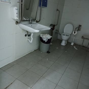 Yedikule Hastanesi'nde Temizlik Skandalı: Pisliğin İzahı Yok!