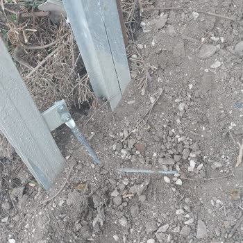 Bahçemdeki Elektrik Direği Ve Tel Çit Skandalı