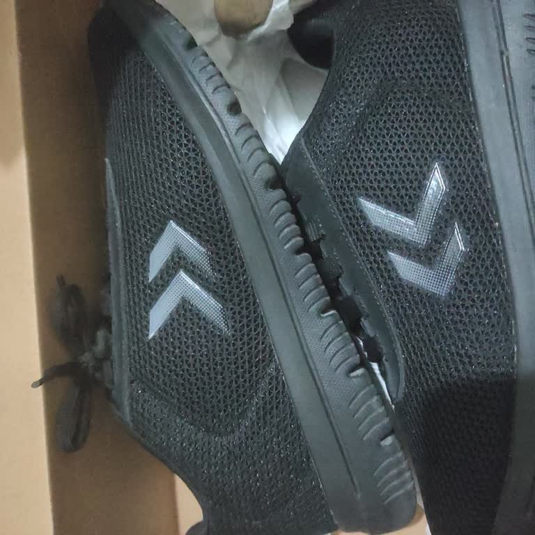 Hummel Ayakkabıda Kalıcı Plastik Koku Sorunu