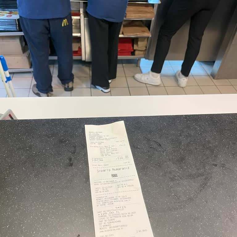 Acıbadem McDonald's Şubesinde Kötü Hizmet Ve Çalışan Davranışları