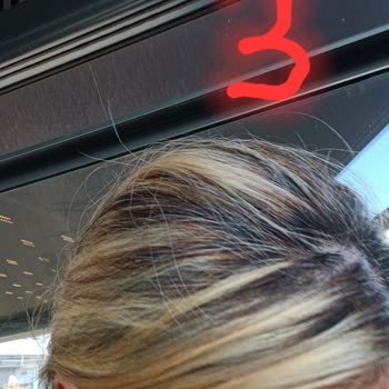 Yanlış Renk, Yanan Saçlar Ve Kaba Davranış