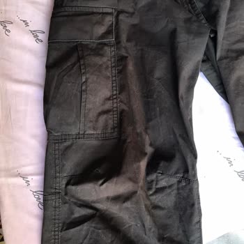 H&M Regular Fit Cargo-Hose verliert nach zwei Wäschen Farbe und bleicht aus