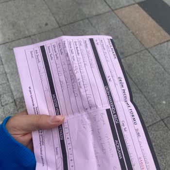 Gömlekte Beklenmedik Çizgiler Ve Mağaza Yanıtı