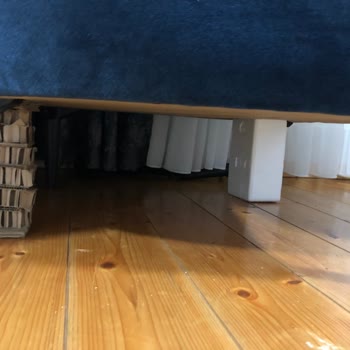 Istikbal Sofas aus Köln sind unbrauchbar, Füße gebrochen und Stoff abgenutzt