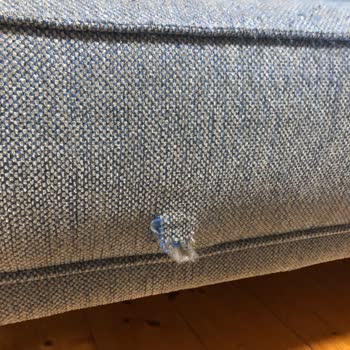 Istikbal Sofas aus Köln sind unbrauchbar, Füße gebrochen und Stoff abgenutzt