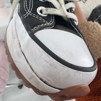 Converse Ayakkabının Tabanı Kısa Sürede Açıldı