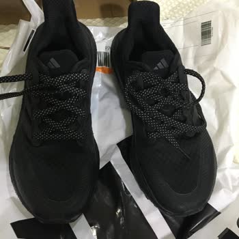 Adidas Ayakkabının Deri Dökülmesi Sorunu