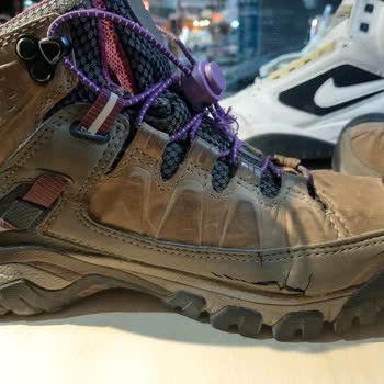 Keen Ayakkabı Durduğu Yerde Yırtıldı, Mağaza Çözüm Sunmuyor