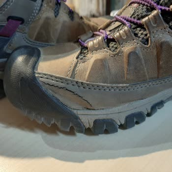 Keen Ayakkabı Durduğu Yerde Yırtıldı, Mağaza Çözüm Sunmuyor