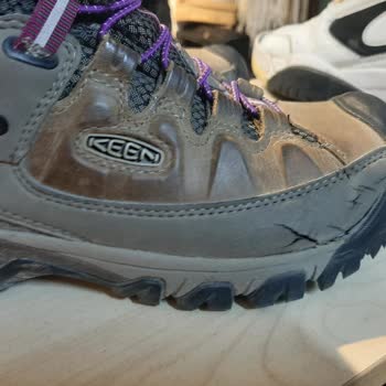 Keen Ayakkabı Durduğu Yerde Yırtıldı, Mağaza Çözüm Sunmuyor