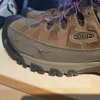 Keen Ayakkabı Durduğu Yerde Yırtıldı, Mağaza Çözüm Sunmuyor