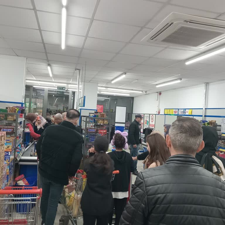 BİM Mağazasında Yoğunluk Ve Yetersiz Hizmet