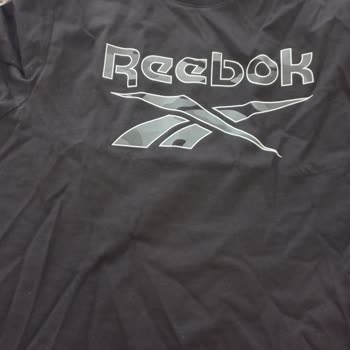 Reebok T-shirtlerin Hızla Solan Renkleri