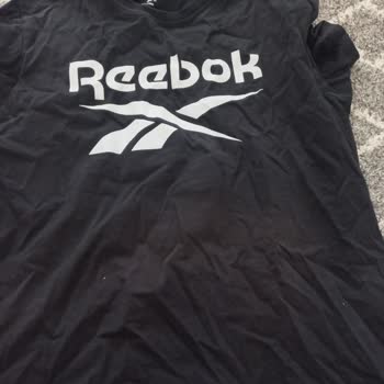 Reebok T-shirtlerin Hızla Solan Renkleri