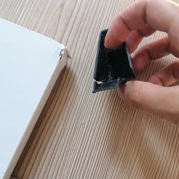 Kırık Çalışma Masası Ve Yetersiz Müşteri Hizmeti Deneyimi