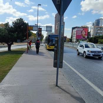 Zincirlikuyu Durağında Durmayan Otobüsler Yolcu Mağdur Ediyor