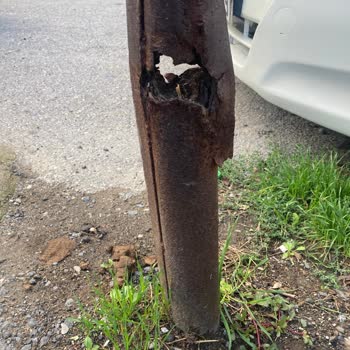 Tehlike Saçan Elektrik Direği